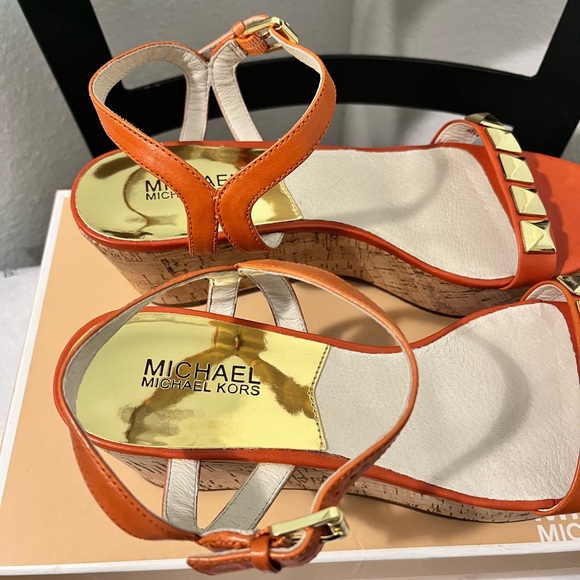 MICHAEL KORS NIB AUTHENTIC BURNT ORANGE PYRAMID GOLD-TONE PLATFORM SANDALS - Picture 12 of 17
